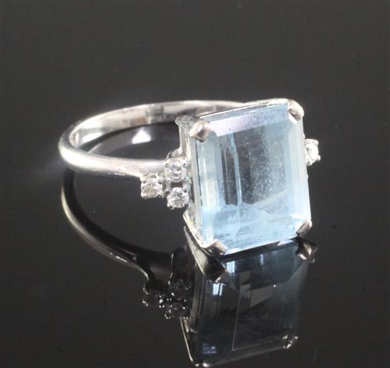 An 18ct gold, platinum and emerald cut aquamarine dress ring with diamond set shoulders, size T